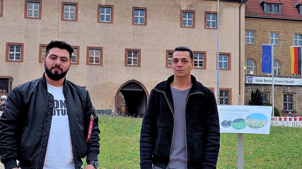 Die Zeitzer Syrer Ammar Sabsoob (links) und Noureddin Zaki können noch nicht einschätzen, in welche Richtung sich ihr Heimatland entwickelt. 