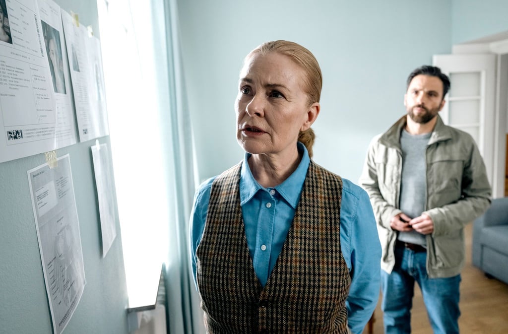 Die „Füchsin“ (Lina Wendel) beim Blick auf erste Recherche-Ergebnisse von Youssef.