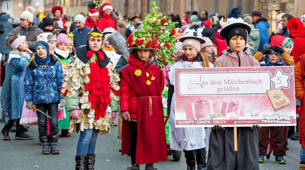 Mädchen und Jungen der Saubacher Kneipp-Grundschule zum traditionellen Bad Bibraer Märchenumzug im vergangenen Jahr. Die 22. Auflage am 13. Dezember 2025 ist indes von der Verwaltung abgesagt worden.