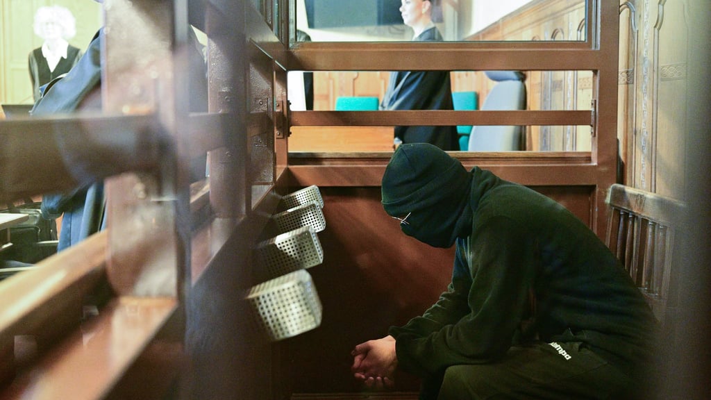 Der 19-Jährige ist unter anderem wegen versuchten Mordes angeklagt.