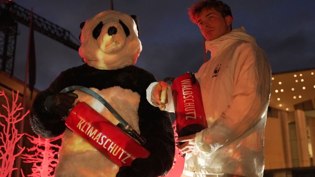 Der Naturschutzorganisation WWF demonstriert vor dem Kanzleramt für mehr Klimaschutz.