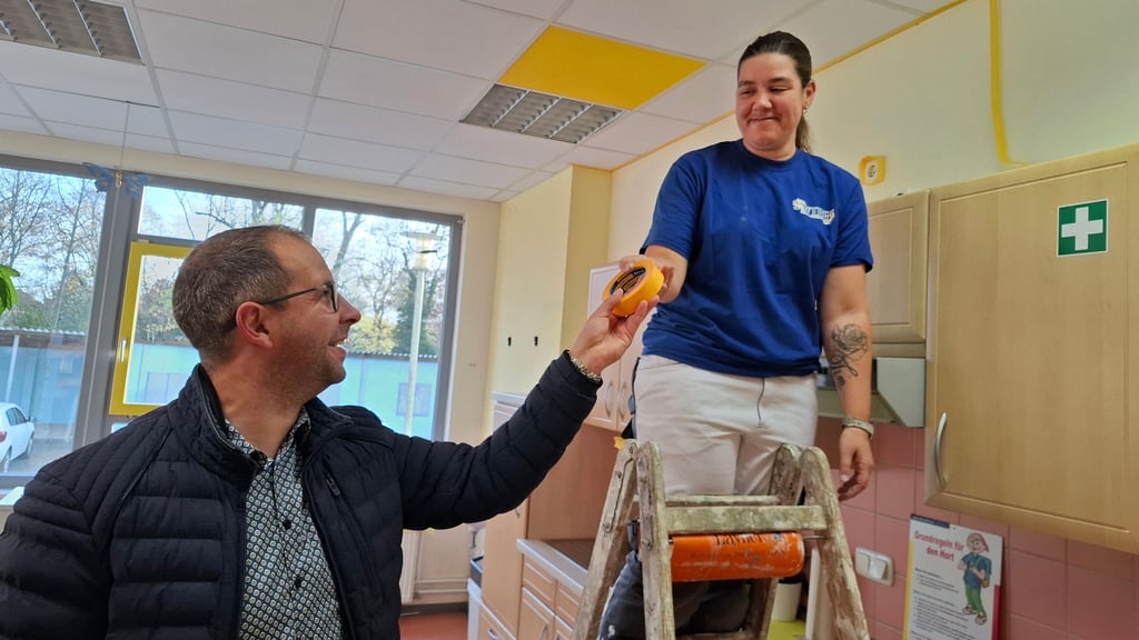 Bürgermeister Philipp Stark verschaffte sich einen Überblick über die Arbeiten in der Grundschule.