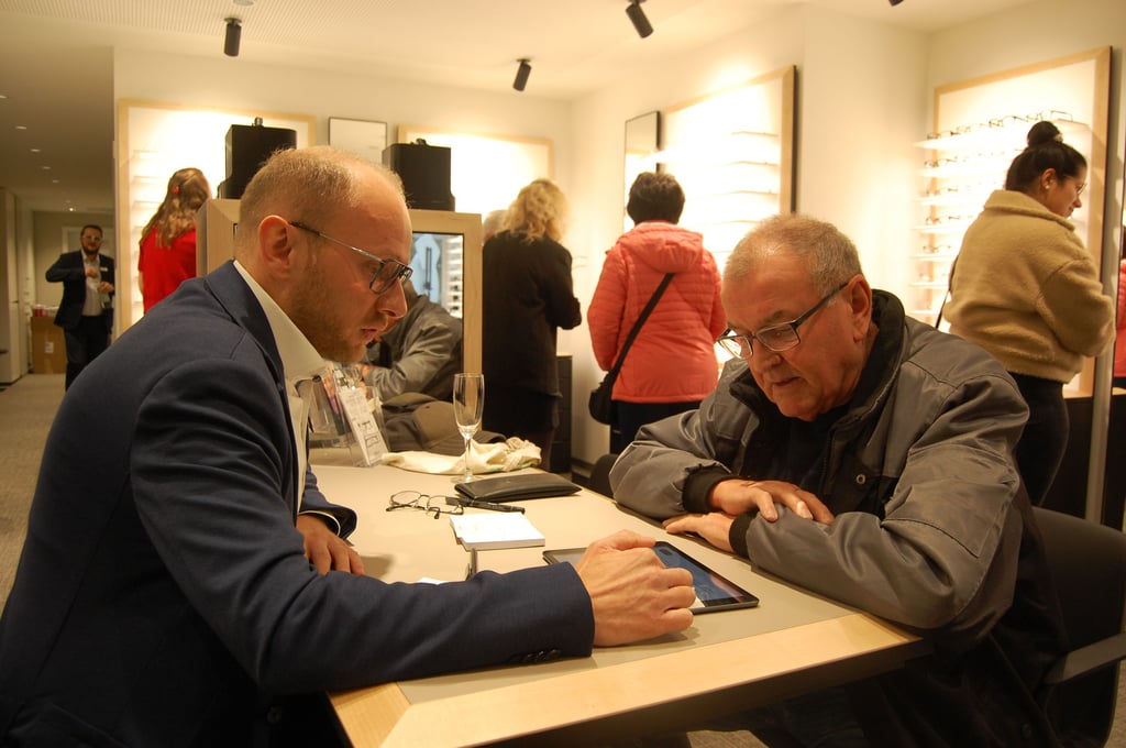 David Stresow (l.), der aus der Fielmann-Niederlassung Bad Tölz zur Unterstützung beim Wiedereröffnungstag in Weißenfels gekommen ist, berät Erich Voigt aus dem Lützener Ortsteil Söhesten. „Ich bin fachlich gut betreut worden, bin sehr zufrieden“, lobt der Senior. 