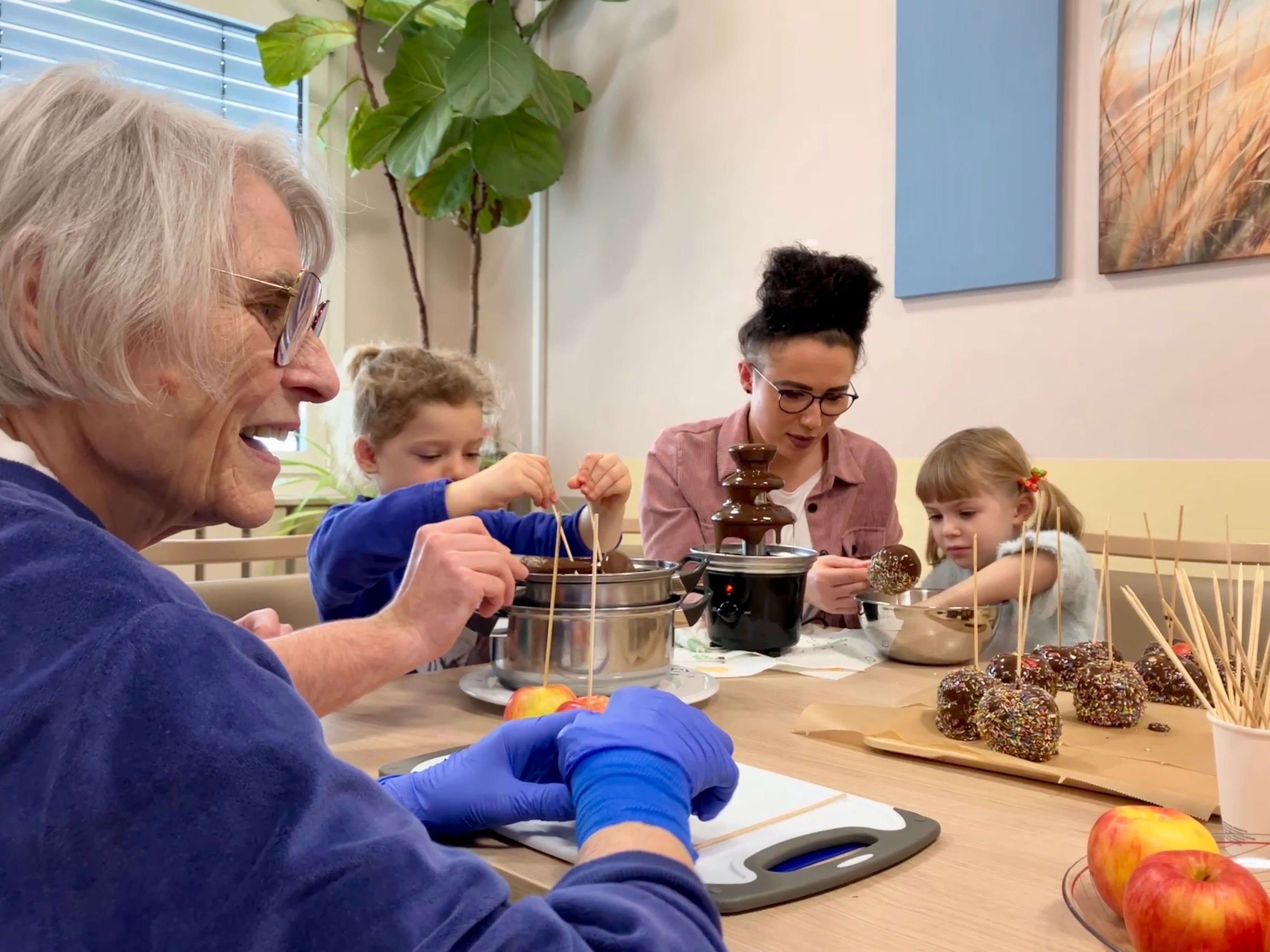 Generationsprojekt an Uniklinik: Kinder treffen Senioren: Wie ein neues Projekt in Halle den Klinikalltag aufbricht
