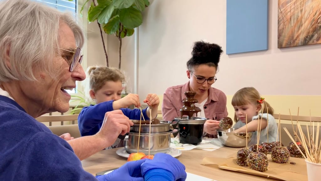 Gertraude Steinmann (links) freut sich über den Besuch der „MediKids“ auf der Station in der Uniklinik Halle.