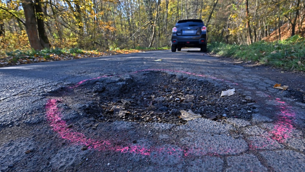 Zwischen Freckleben und Arnstedt sind rot markierte Schlaglöcher zu finden. Vertreter der Stadt Aschersleben wussten nichts von der Farbe auf der Fahrbahn.