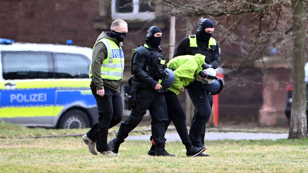 Eine Woche nach der Tat ließ die Bundesanwaltschaft den Tatverdächtigen in Karlsruhe vorführen. (Archivbild)