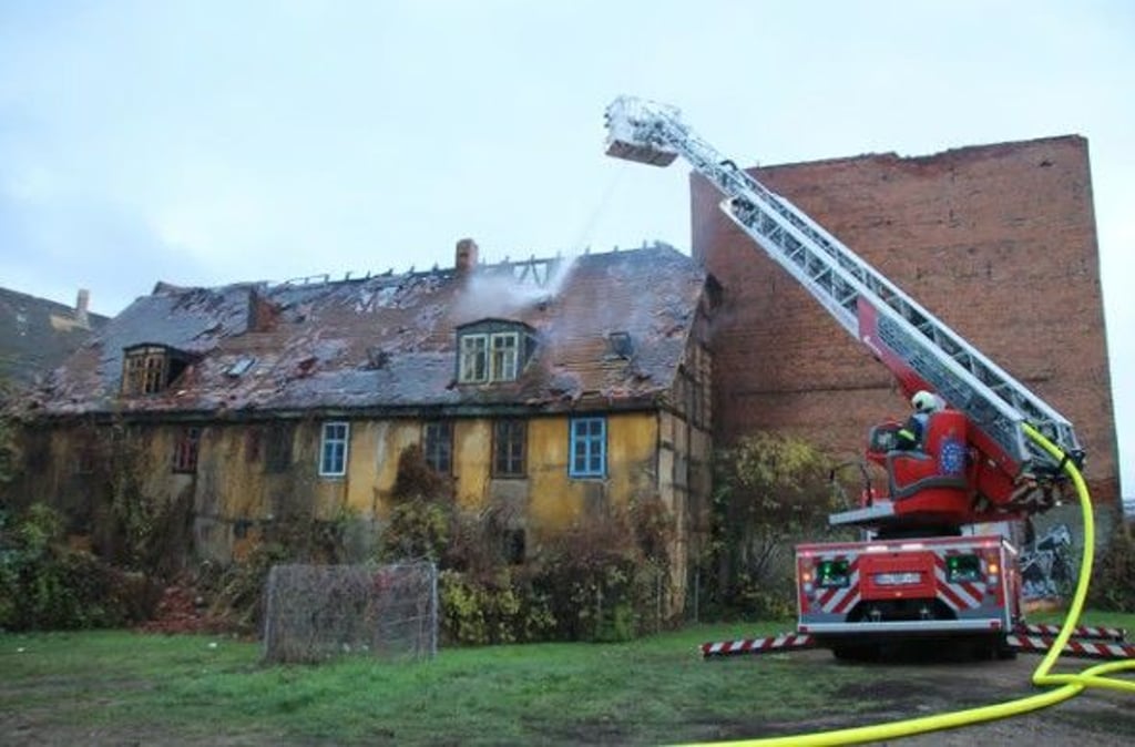 Am Donnerstagmorgen war die Feuerwehr noch immer im Einsatz, um Glutnester zu löschen.