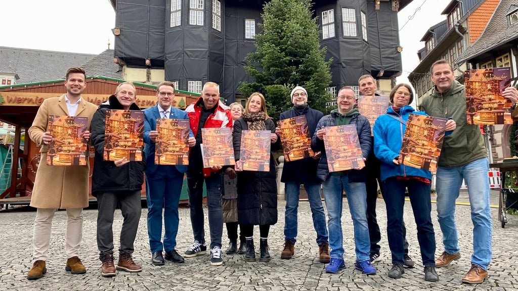 Mit der Unterstützung von regionalen Unternehmern hat Fotograf Ronald Göttel (rechts) einen Adventsloskalender für den guten Zweck zusammengestellt.