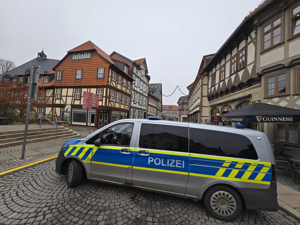 Nach einer Bombendrohung riegelten Polizisten am vergangenen Sonntag das Areal rund das Wernigeröder Rathaus ab.