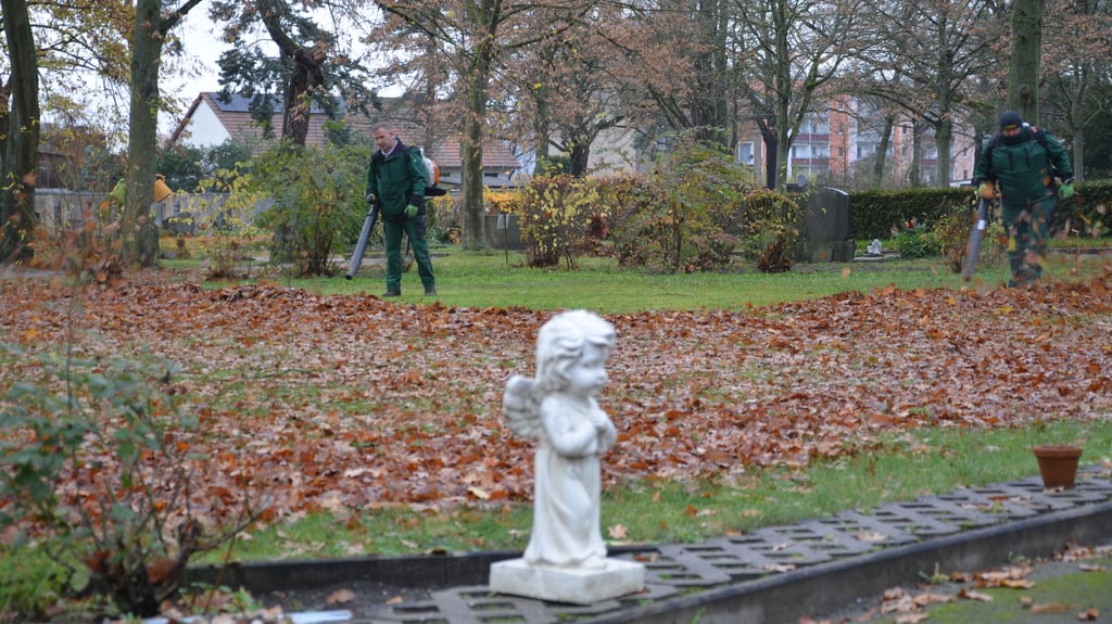 Das Laub wird weggepustet: Auf dem Haldensleber Friedhof werden die Grünflächen sauber gehalten.