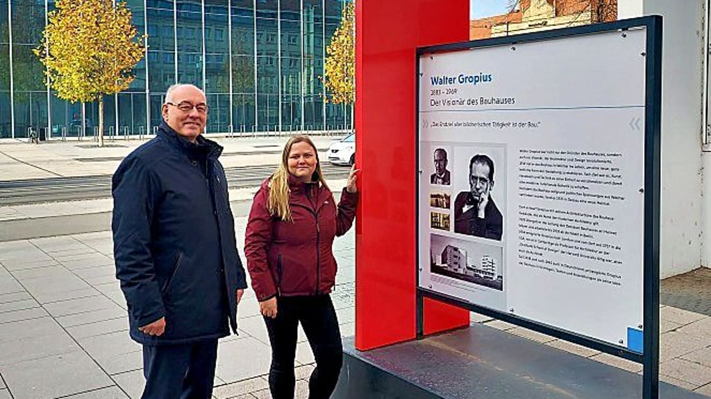 SMG-Chef Torsten Ceglarek und Projektleiterin Kirsten Lehmann an der Gropius-Bildbank