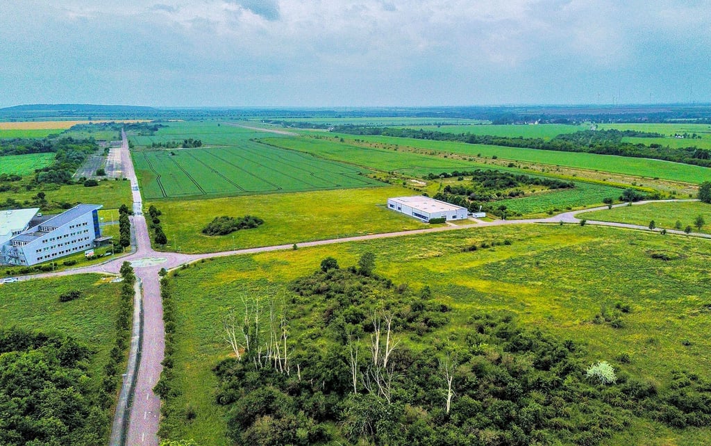Im Airpark wird der Bau eines Montagezentrums von Schnellecke vorbereitet. Die Stadt hat Sorge, dass hier bald auch ein Rechenzentrum stehen könnte. 