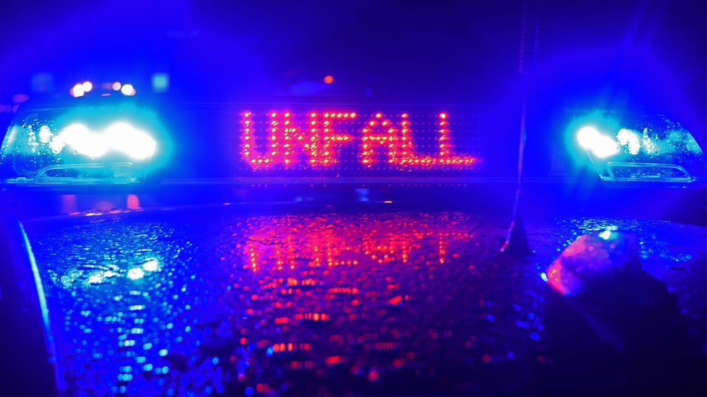 Nach einem Unfall auf der A2 bei Magdeburg landete ein Auto auf dem Dach.