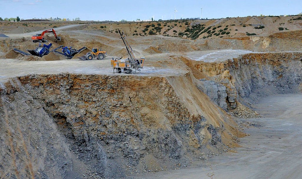 Auch im Kalksteintagebau bei Förderstedt wird der Bodenschatz für die Sodaproduktion mit Hilfe von Sprengungen abgebaut.