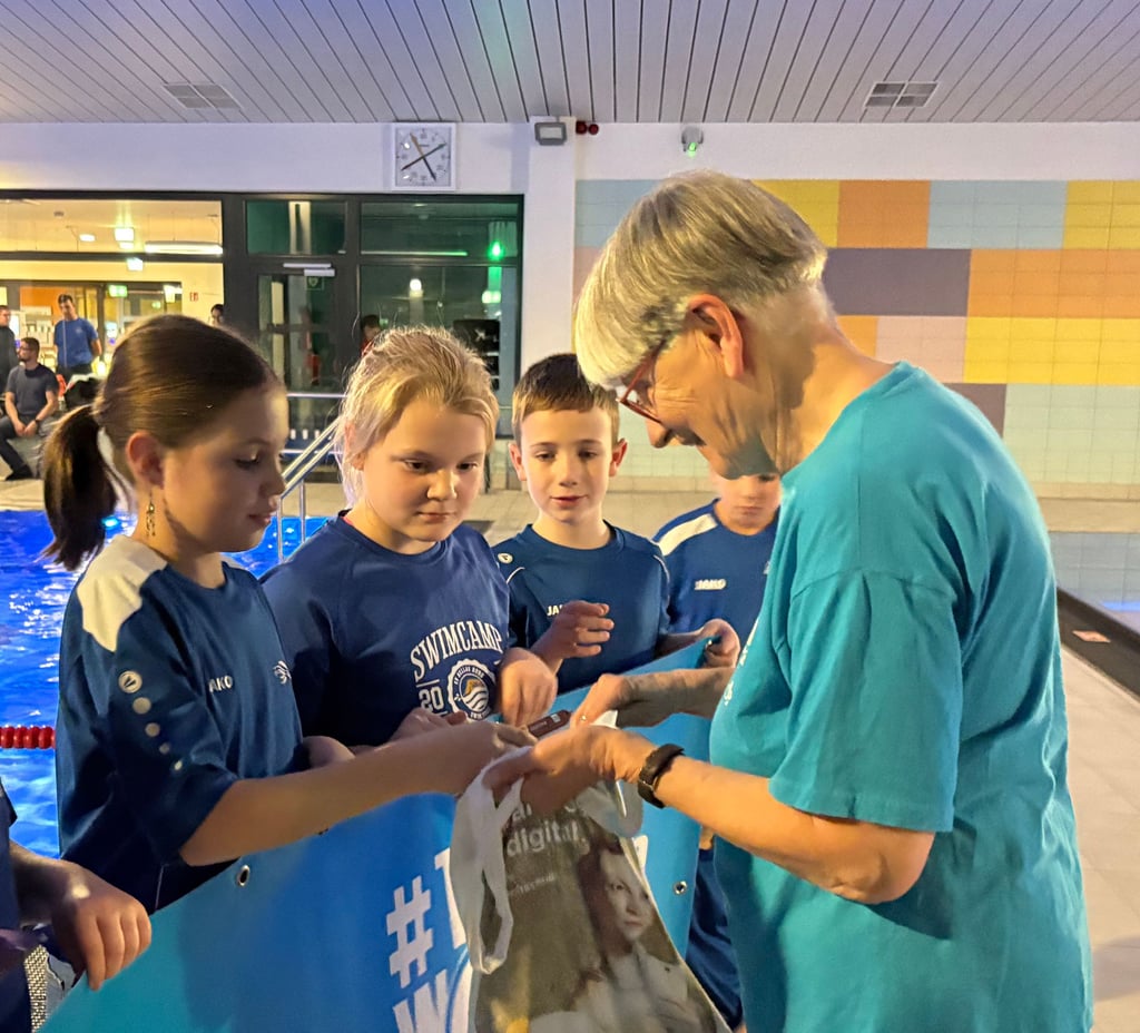 Gudrun Goes von der lokalen Unicef-Gruppe bedankte sich bei den jungen Schwimmern für ihren Einsatz bei der Aktion in Burg.