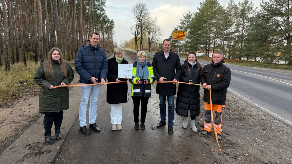 Landrat Steffen Burchardt, Beigeordneter Stefan Dreßler und Cathleen Lüdicke, Bürgermeisterin der Einheitsgemeinde Stadt Jerichow (Bildmitte), sowie Vertreter des Planungsbüros Seidel und des Bauunternehmens Matthäi geben den Radweg zwischen Genthin und Brettin an der K 1199 wieder frei.