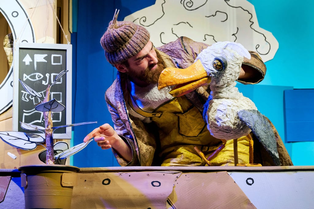 Käptn Karton mit seiner Möwe Ingrid.