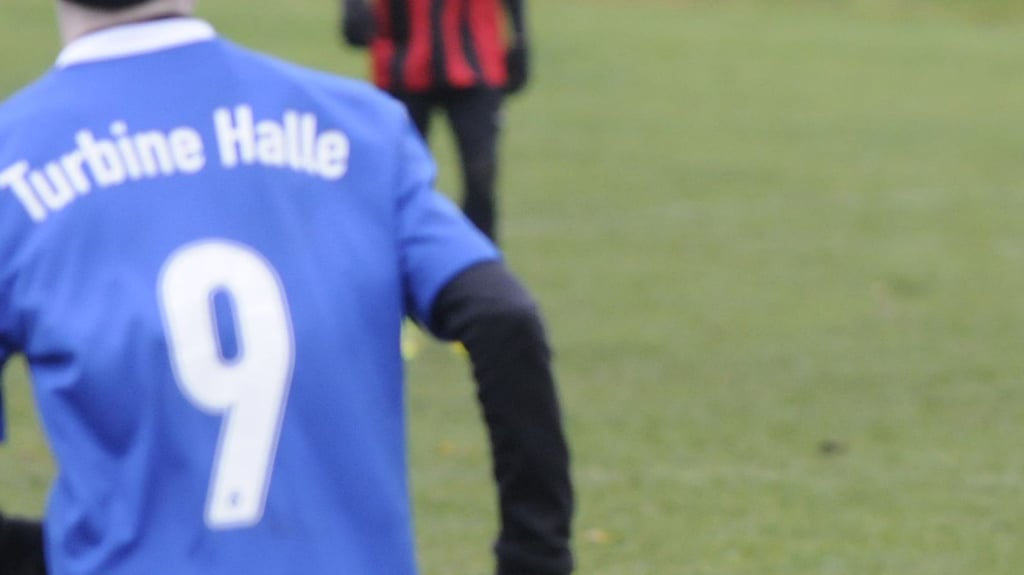 Bei Turbine Halle trägt man Blau. Der Verein behauptet, dass zwei Nachwuchsspieler aufgrund ihrer Vereinsjacken angegriffen wurden. 