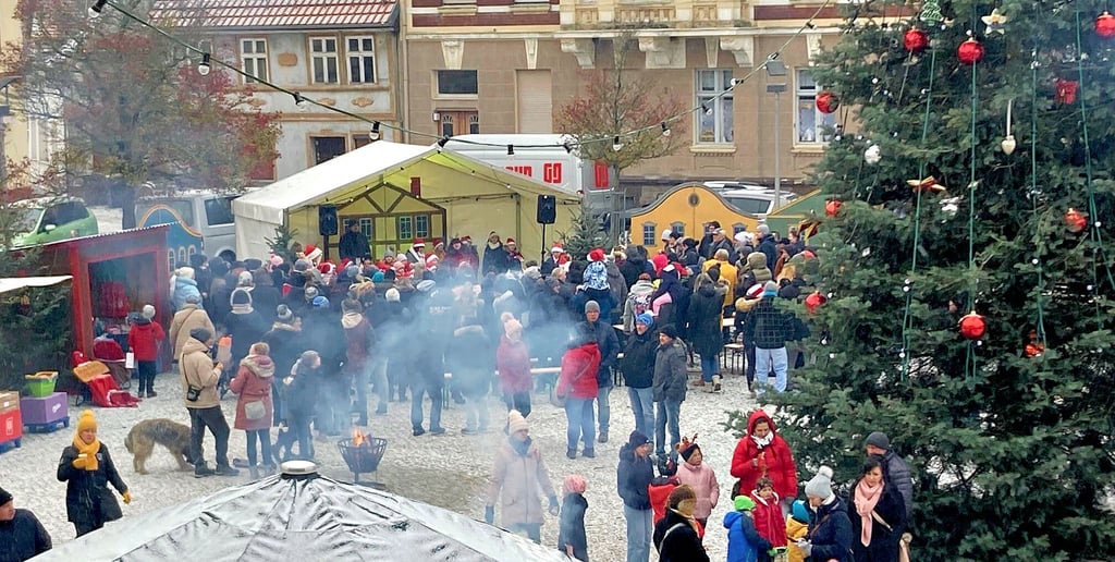 Ein Blick vom Rathausbalkon auf den Adventsmarkt im Jahr 2023, der noch auf dem Marktplatz stattfindet.