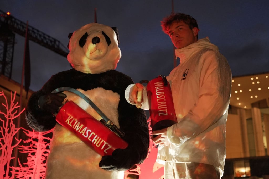 Der Naturschutzorganisation WWF demonstriert vor dem Kanzleramt für mehr Klimaschutz.