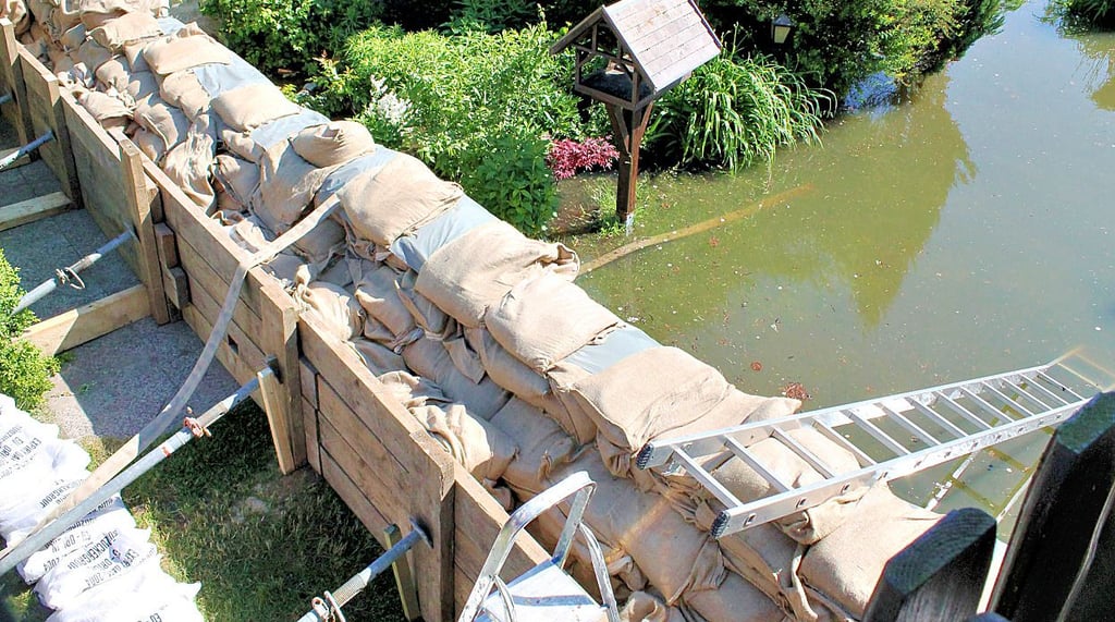 Sandsackverbaue mit Leiterüberstieg wie hier in der Deichstraße sollten im Juni 2013 in Bittkau die Häuser vor den Fluten schützen. Jetzt wird von fest installierten Spundwänden gesprochen.