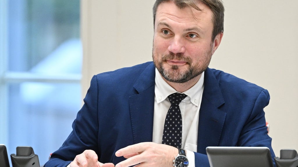 Brandenburgs Wirtschaftsminister Daniel Keller (SPD) nimmt Stellung zur CDU-Forderung nach einem Hilfsprogramm für Dorfkneipen.