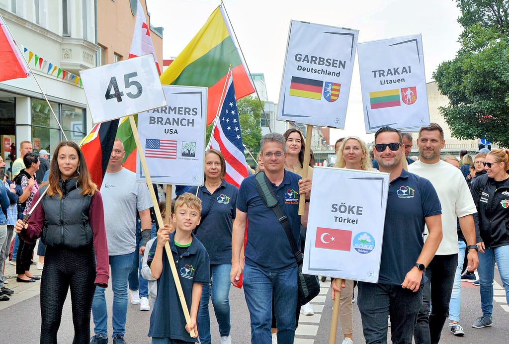 Zur 800-Jahr-Feier wurden die Partnerstädte Schönebecks gezeigt. Markus Baudisch hat dabei das Schild der Stadt Garbsen in der Hand.