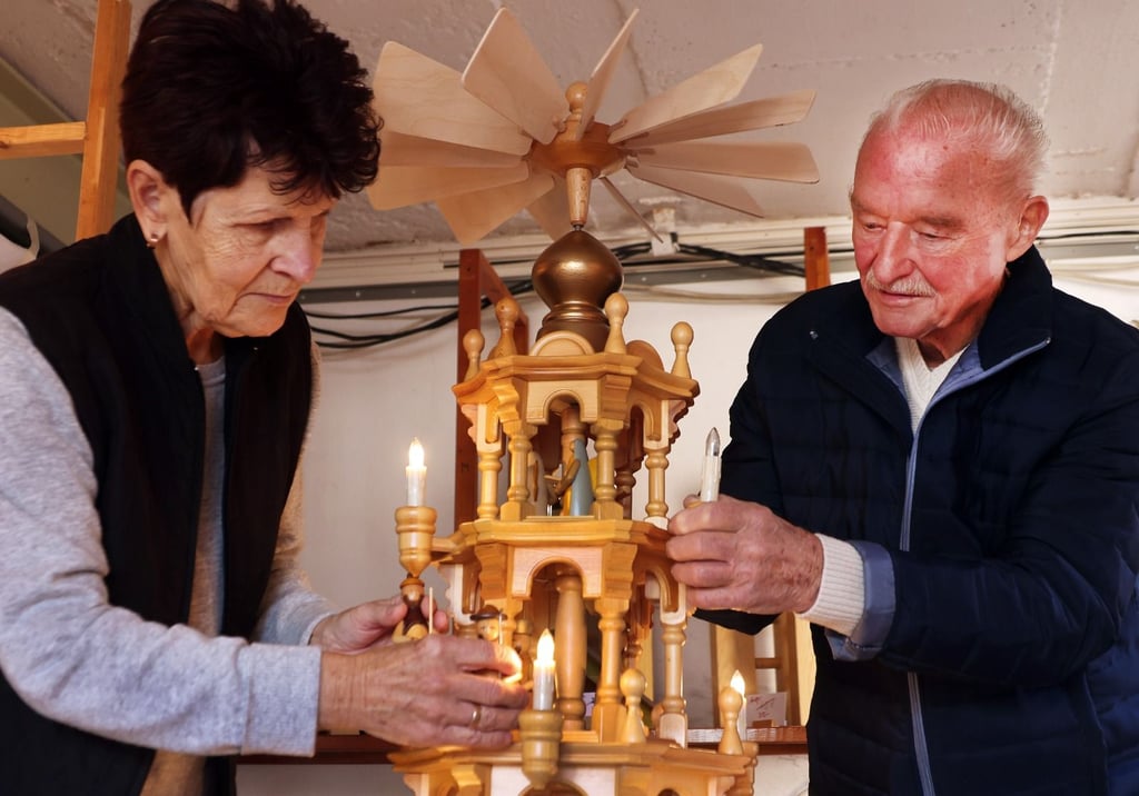 Werner und Maritta Goßler haben in Halle Tausende Weihnachtspyramiden gefertigt. Nun ist der Ausverkauf im Gange.