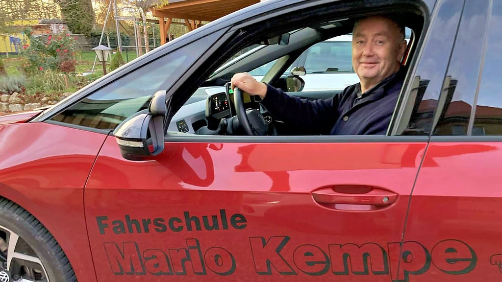 Mario Kempe bildet seit über 30 Jahren Fahrschüler aus. Er findet einige Vorschläge der Fahrschul-Reform fraglich.  
