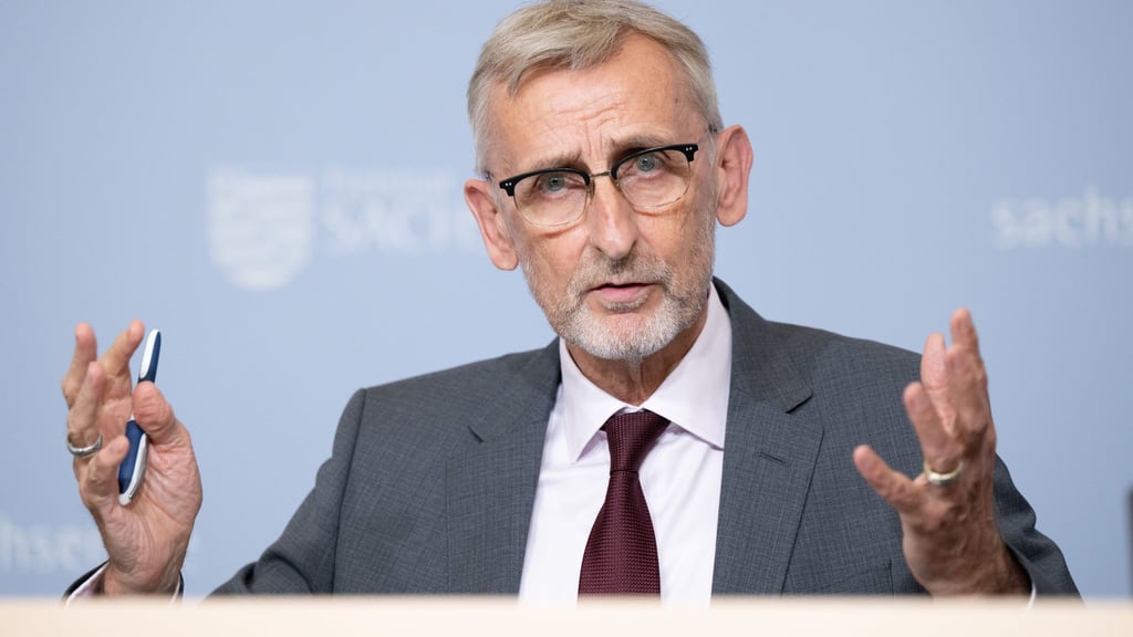 Die Planungen für ein Forschungsinstitut für Bevölkerungsschutz sind laut Innenminister Armin Schuster (CDU) zurückgestellt worden. (Archivbild)