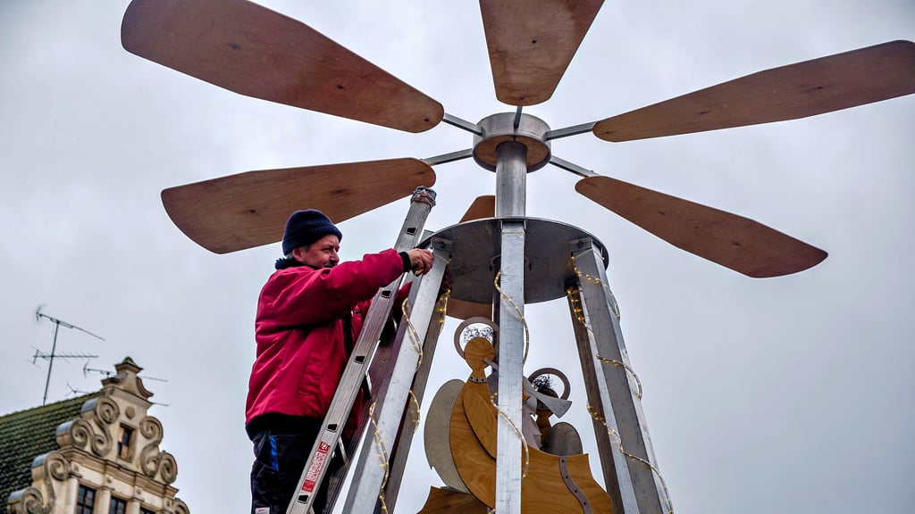 Mitarbeiter des BBZ Elbe haben  am Donnerstag die beliebte  Pyramide auf dem Wittenberger Weihnachtsmarkt aufgebaut. Am Montag soll der Markt starten. Doch der Termin ist in Gefahr, denn offenbar liegt bislang kein Sicherheitskonzept vor.&nbsp;