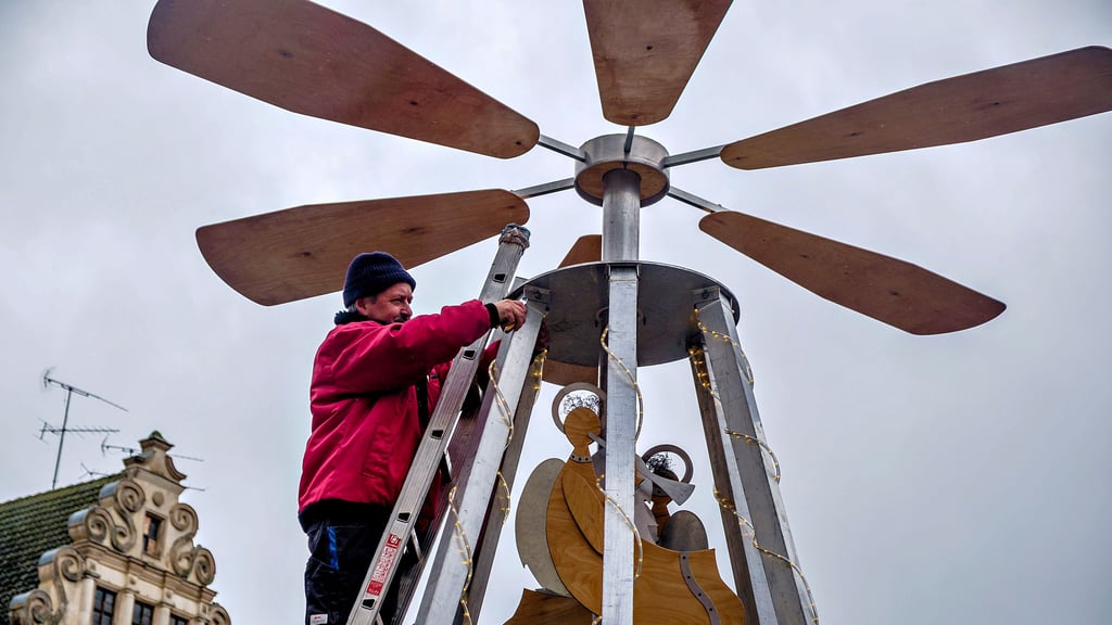 Mitarbeiter des BBZ Elbe haben  am Donnerstag die beliebte  Pyramide auf dem Wittenberger Weihnachtsmarkt aufgebaut. 