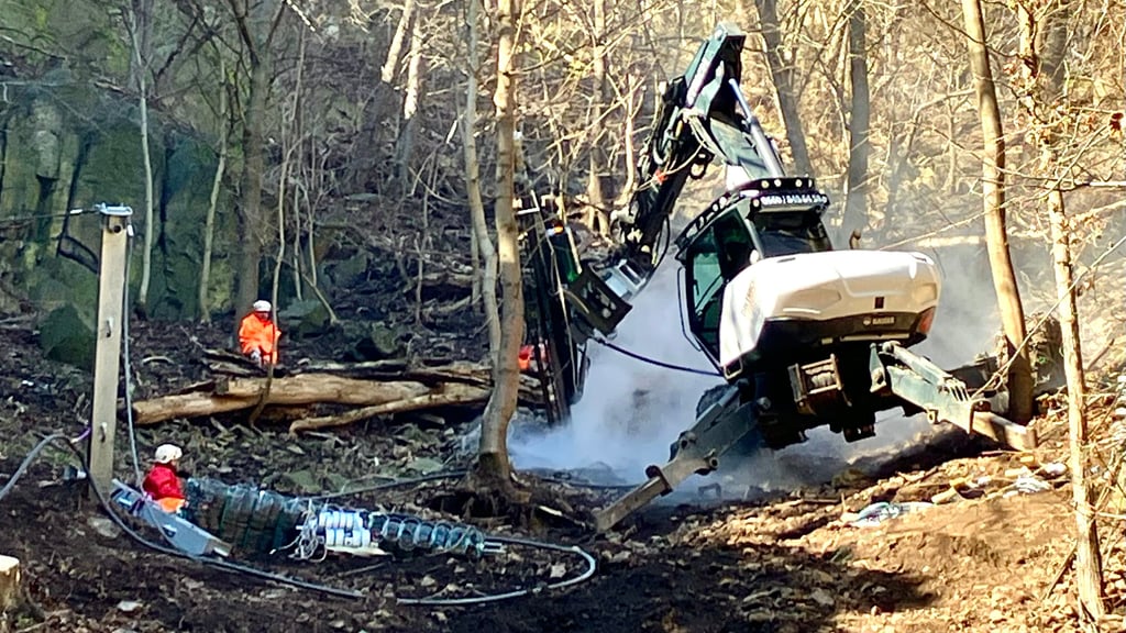 Die Felsen im Bodetal sind aus festem Granit. Beim Bohren kommt heller Steinstaub zum Vorschein. 