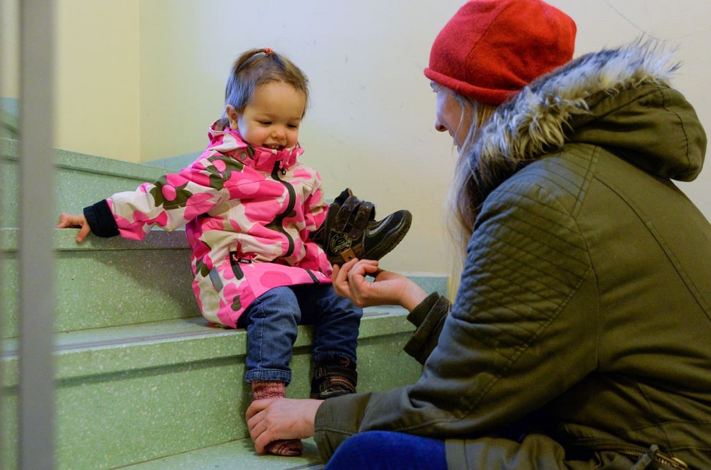 Die richtige Innenlänge ist entscheidend: Schuhe sollten beim Kauf mindestens zwölf, maximal siebzehn Millimeter länger als der Kinderfuß sein.