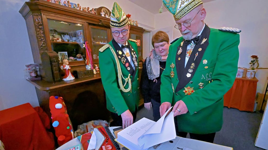 Klaus Mahnert, Trisha Cisielskie und Hans-Ulrich Lotz (von links) blättern durch die Unterlagen.