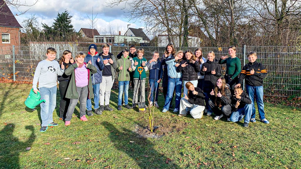 Diese Osterburger Sekundarschüler haben sich an der  Baumpflanz-Challenge beteiligt. Nach der Nominierung der Sekundarschule „Karl Marx“ durch die Grundschule am Hain pflanzte die Klasse 6 a gemeinsam mit  der pädagogischen  Mitarbeiterin Gudrun Pichottki und Lehrer Marius Melms eine Schmuckweide. Sie steht nun auf dem Pausenhof des Lernortes.