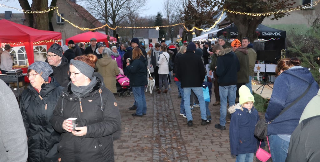 Die Weihnachtsstraße in Derben lockt viele Besucher hervor.