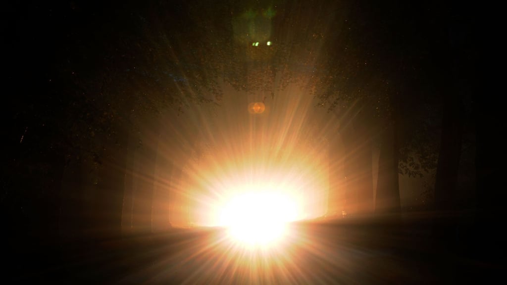 Plötzliche Blendung, etwa durch Fernlicht, überfordert die Anpassungsfähigkeit der Augen und schränkt das Sehen vorübergehend stark ein