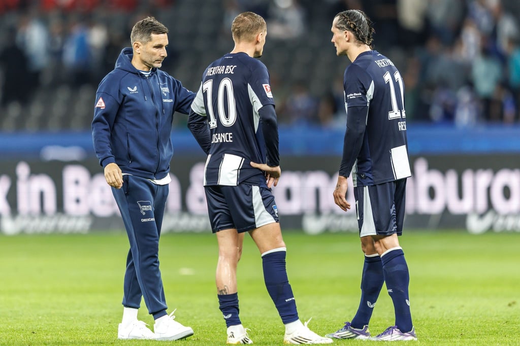 Hertha-Trainer Stefan Leitl hofft auf Einsätze von Michaël Cuisance (M) und Fabian Reese (r). (Archivfoto)