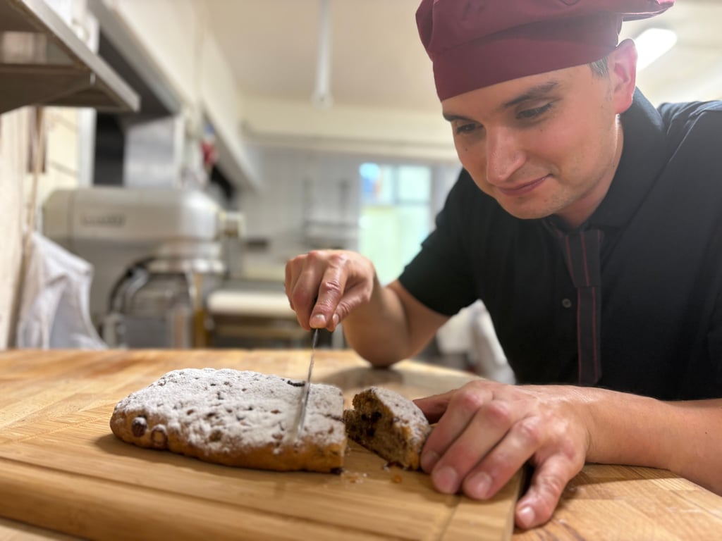 Pascal Delorme führt die Tradition der Familienbäckerei in Burg fort - und damit auch die Stollentradition.