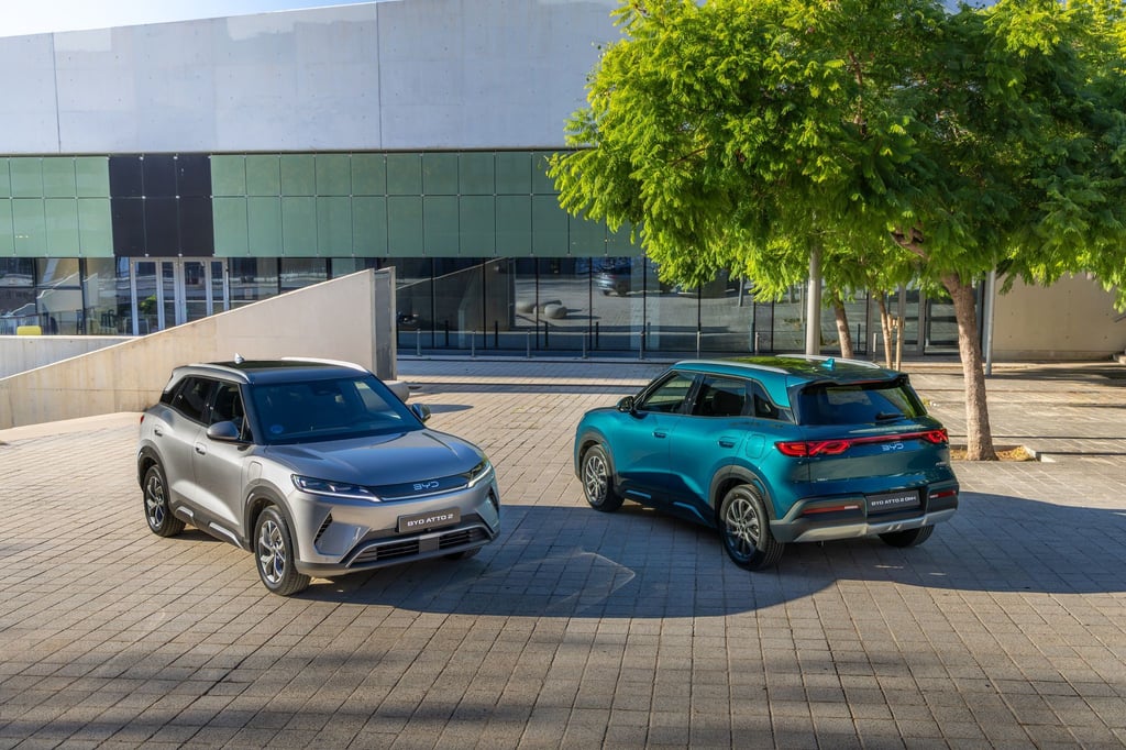 BYD Atto 2 bietet künftig mehr Antriebsvarianten: Neben dem bekannten Elektroantrieb (links) kommt ein Plug-in-Hybrid (rechts) mit bis zu 1.000 Kilometern Reichweite.