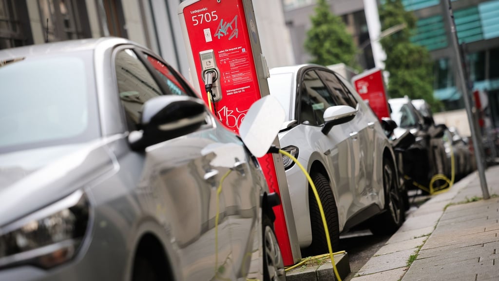 Ist die Ladesäule frei, wenn ich ankomme? Wer auf die öffentliche Infrastruktur angewiesen ist, muss flexibel bleiben.