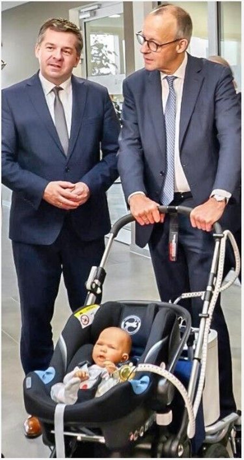 Kanzler Friedrich Merz (re.) und Landeswirtschaftsminister Sven Schulze (beide CDU) haben bei Sonotec in Halle einen Kinderwagen mit Babypuppe und einen Ultraschallsensor für Kinder mit Herzkrankheit getestet.