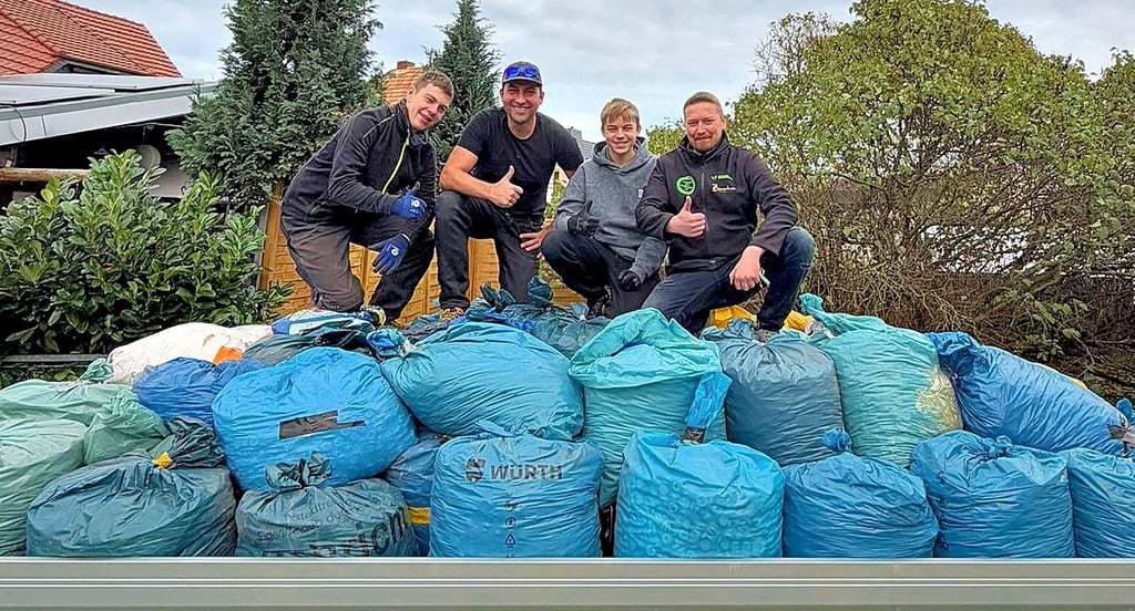 Thomas Weiß (r.) holt in Bad Düben einen Hänger voller Kronkorken bei Ronny und Nils Küster (Mitte) und Sponsor Steve Krappitz ab.