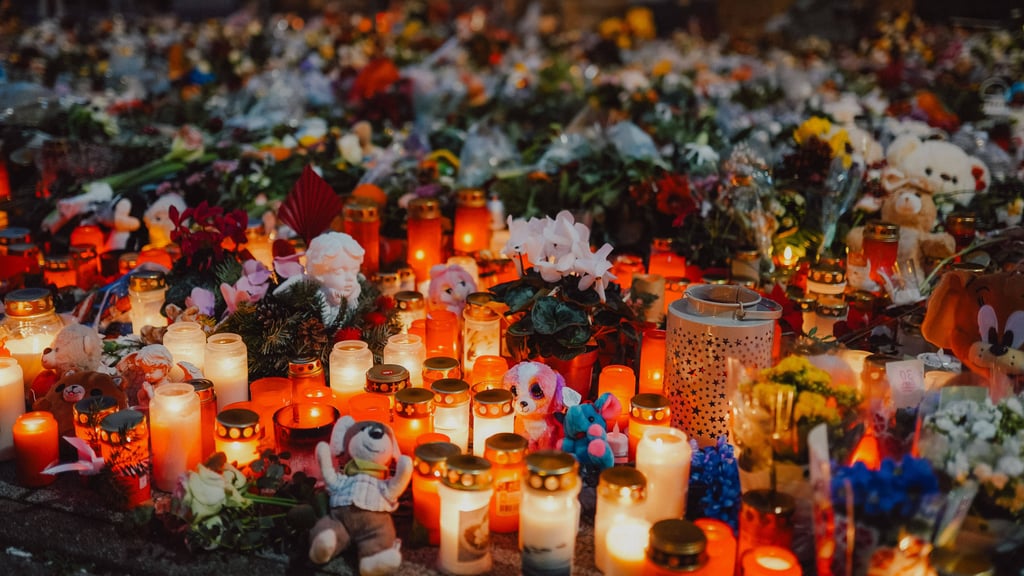 Magdeburg bereitet sich auf den ersten offiziellen Gedenktag vor: Am 20. Dezember erinnert die Stadt in der Johanniskirche und auf dem Alten Markt an die Opfer des Weihnachtsmarkt-Anschlags.