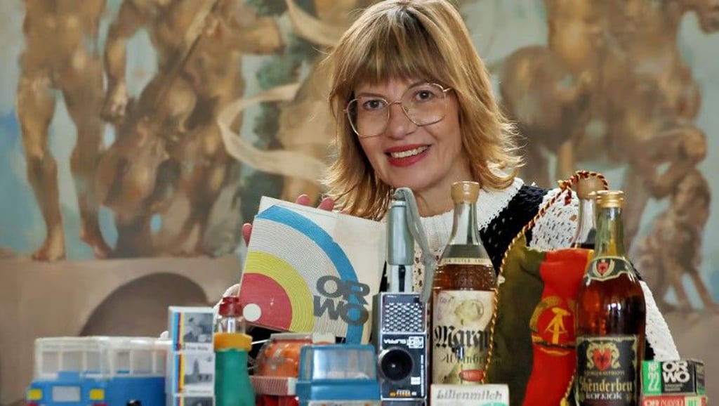 DDR im Kleinen: Simone Uthleb vom Museum in Berlin nimmt Spenden aus Halle entgegen.&nbsp;