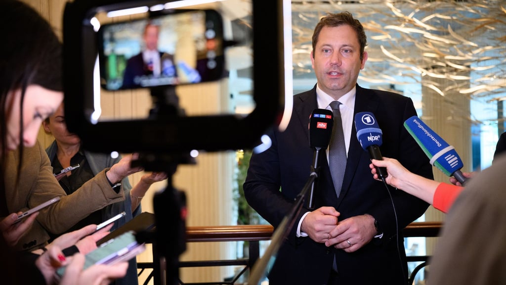 Klingbeil war für politische Gespräche in Singapur und fliegt von dort zum G20-Gipfel.