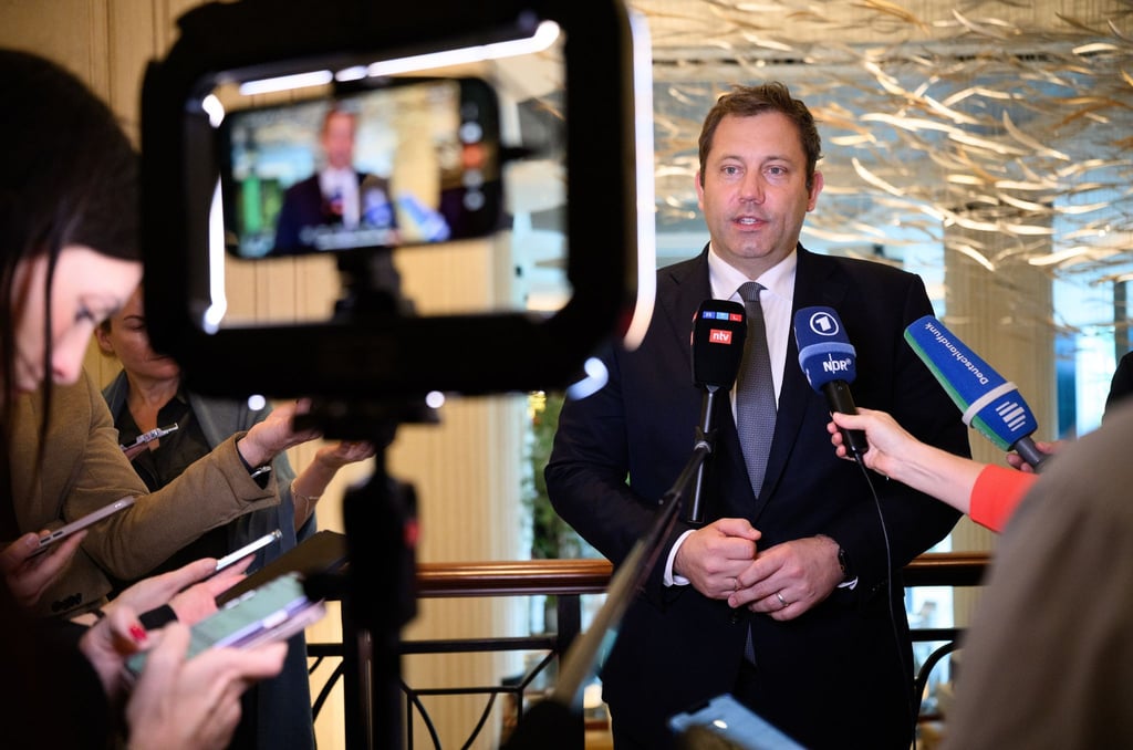 Klingbeil war für politische Gespräche in Singapur und fliegt von dort zum G20-Gipfel.