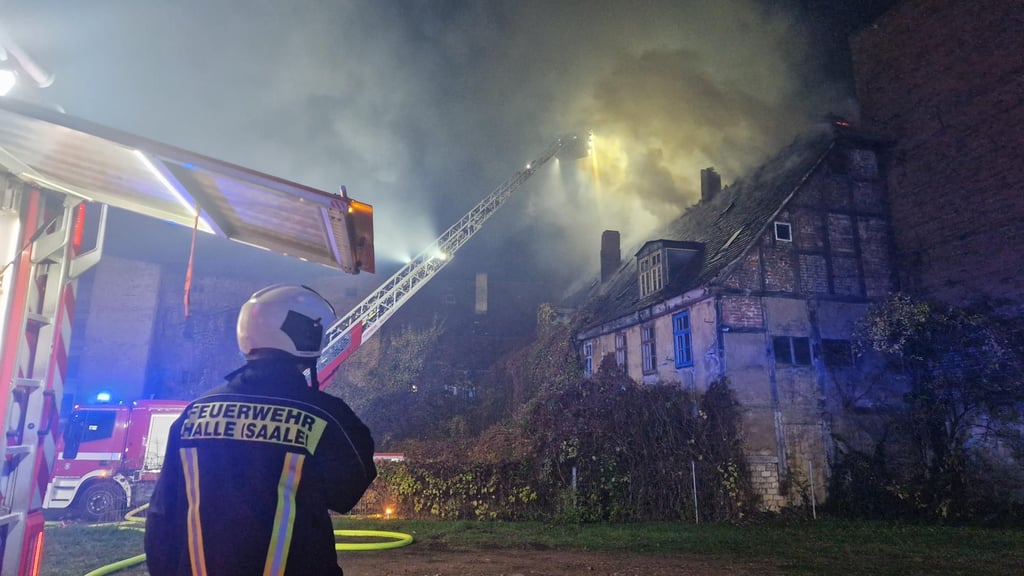 Der Dachstuhlbrand im Hinterhaus an der Packhofgasse hält am Mittwochabend die Einsatzkräfte in Atem.